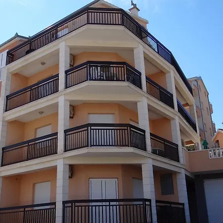 Lola Trogir