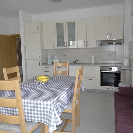 Apartment Lola *