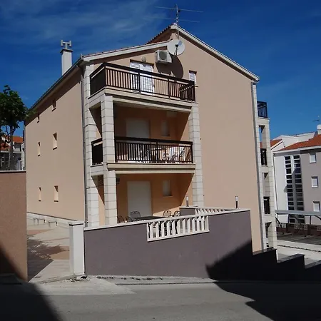 Lola Trogir